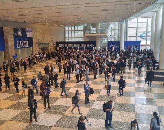 Intel показала на IDF 2016 проект шлема виртуальной реальности будущего — Project Alloy