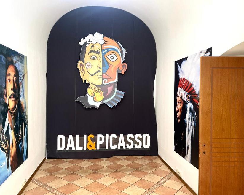 В Москве проходит выставка графики, керамики и бронзы Сальвадора Дали и Пабло Пикассо, но ее можно не заметить