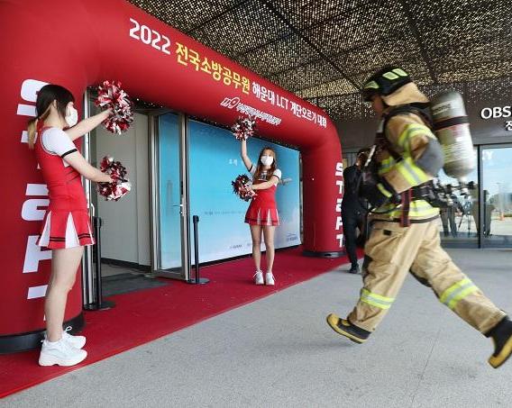 В Пусане, Южная Корея, проводится соревнование по лазанию по лестницам 100 метрового небоскреба для международных пожарных команд