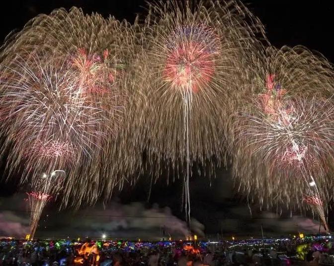 В августе в Омагари, Япония состоится фестиваль дневных и ночных фейерверков