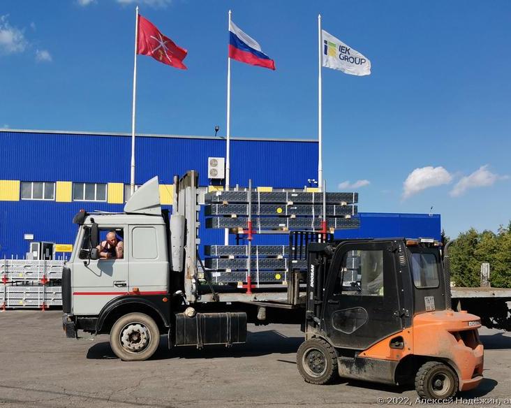 В гостях у IEK: завод, лаборатория и логистический центр крупнейшего производителя электрики