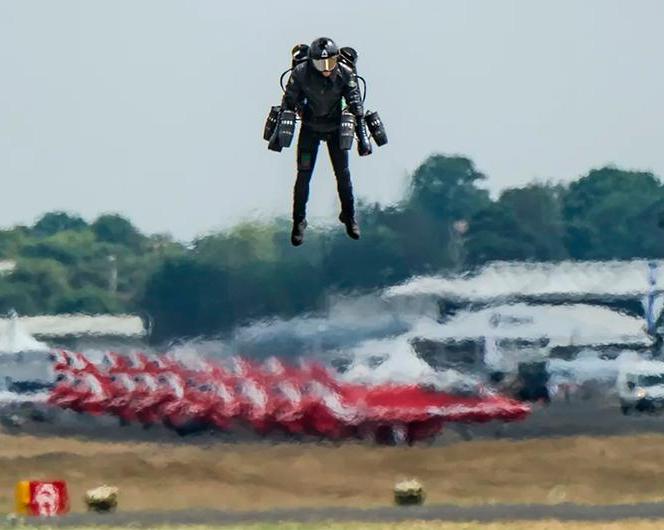 Закончилась первая в мире гонка в реактивных костюмах в заливе района Дубай Марина