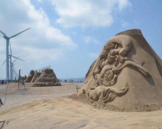 На пляже Северной Японии проходит выставка песчаных скульптур