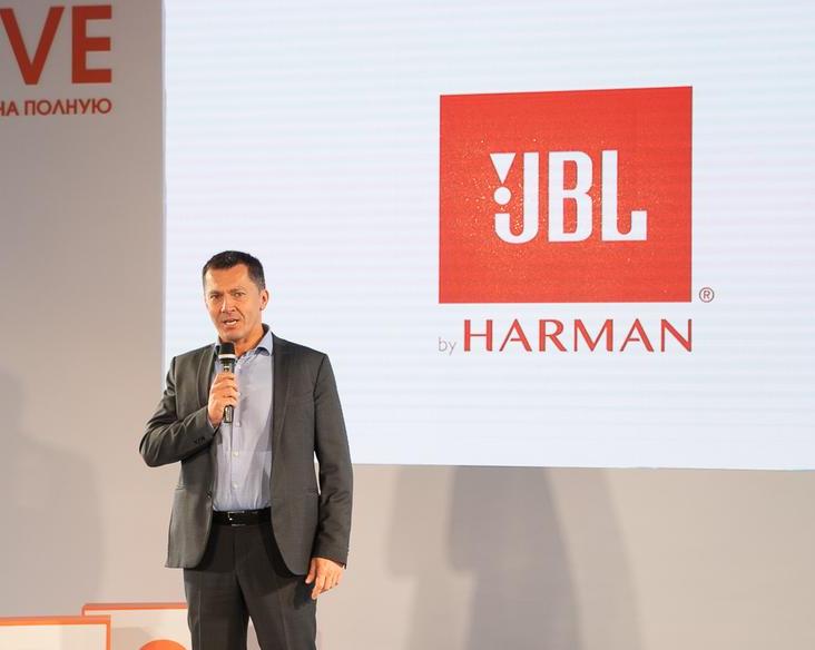 JBL представили в Москве новую линейку беспроводных гарнитур